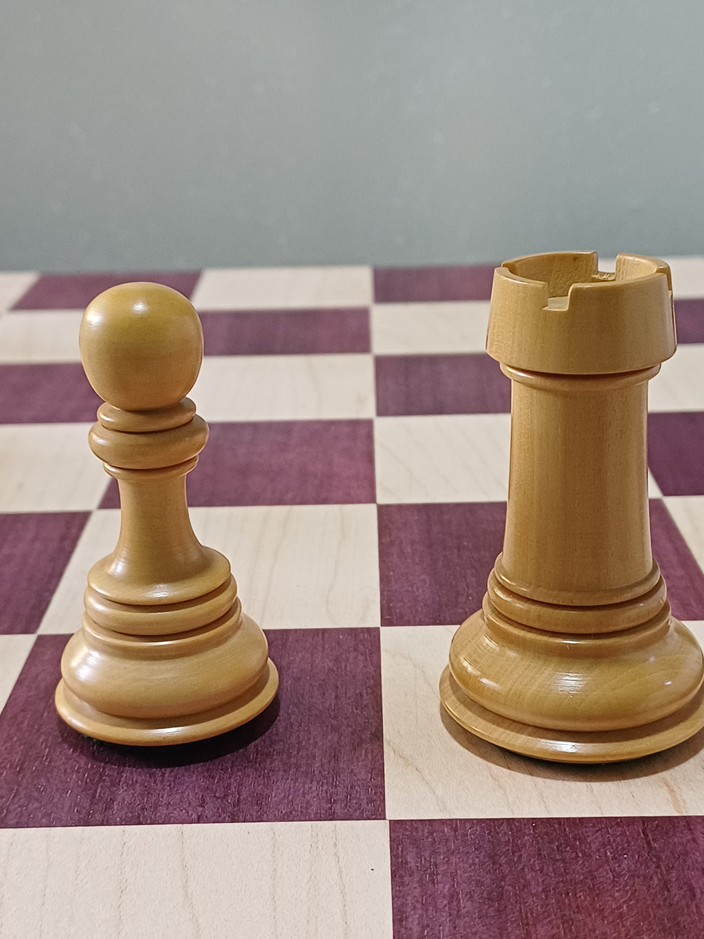 Ajedrez de Lujo Tilted Knight 4.5" | Rosewood (Padauk Africano) y Boj | Royal Chess Mall | Impecable!