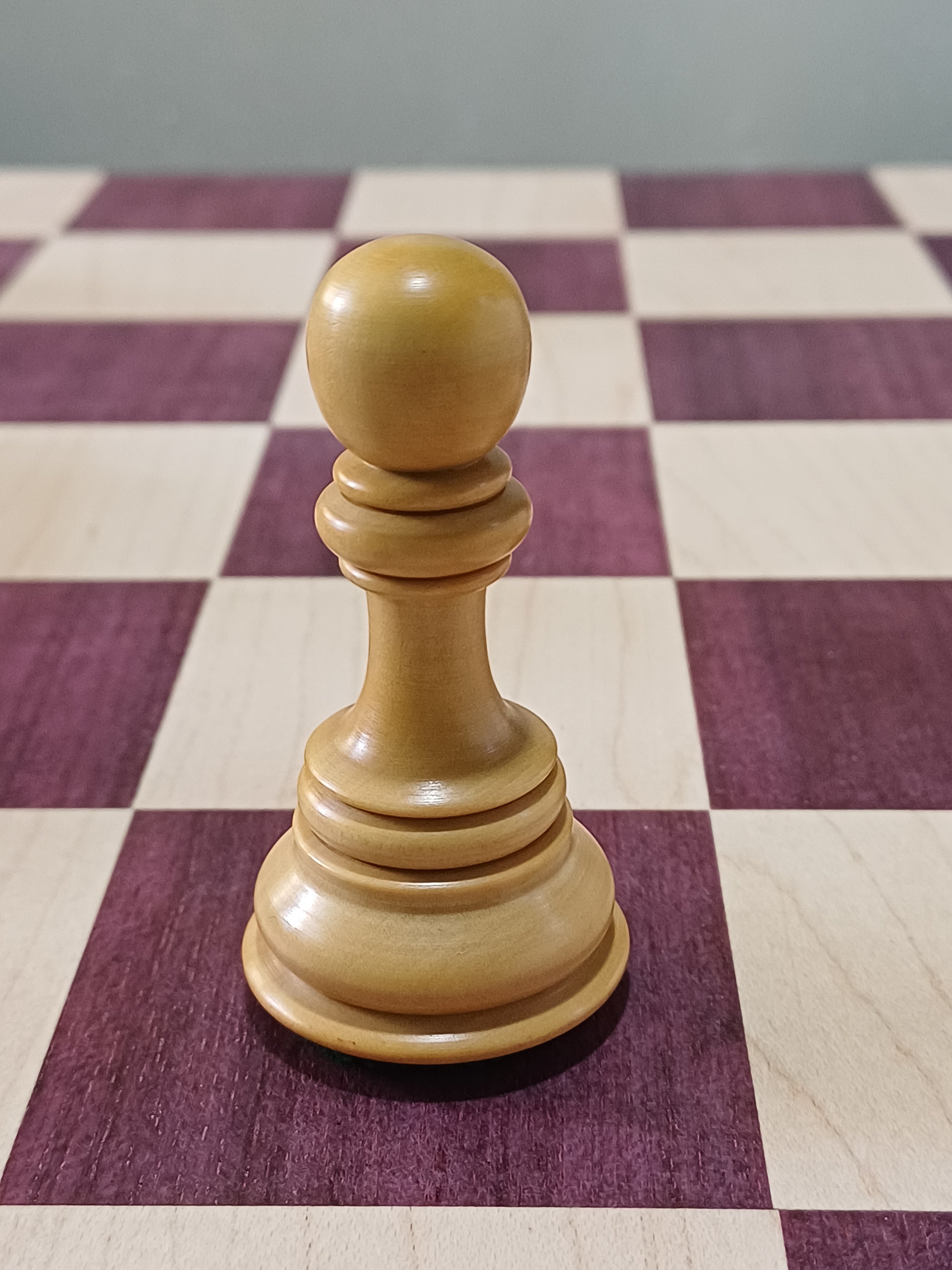 Ajedrez de Lujo Tilted Knight 4.5" | Rosewood (Padauk Africano) y Boj | Royal Chess Mall | Impecable!