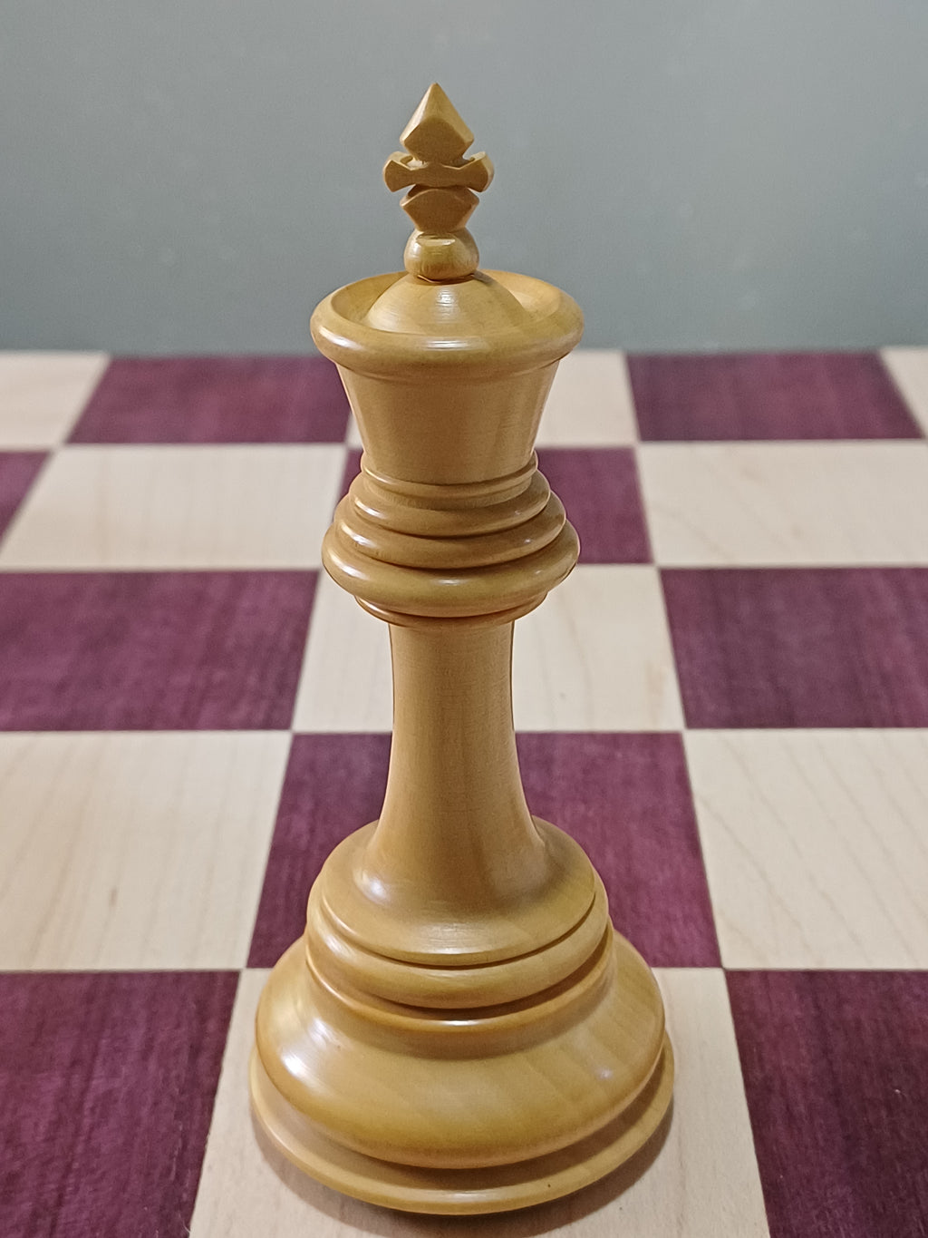 Ajedrez de Lujo Tilted Knight 4.5" | Rosewood (Padauk Africano) y Boj | Royal Chess Mall | Impecable!