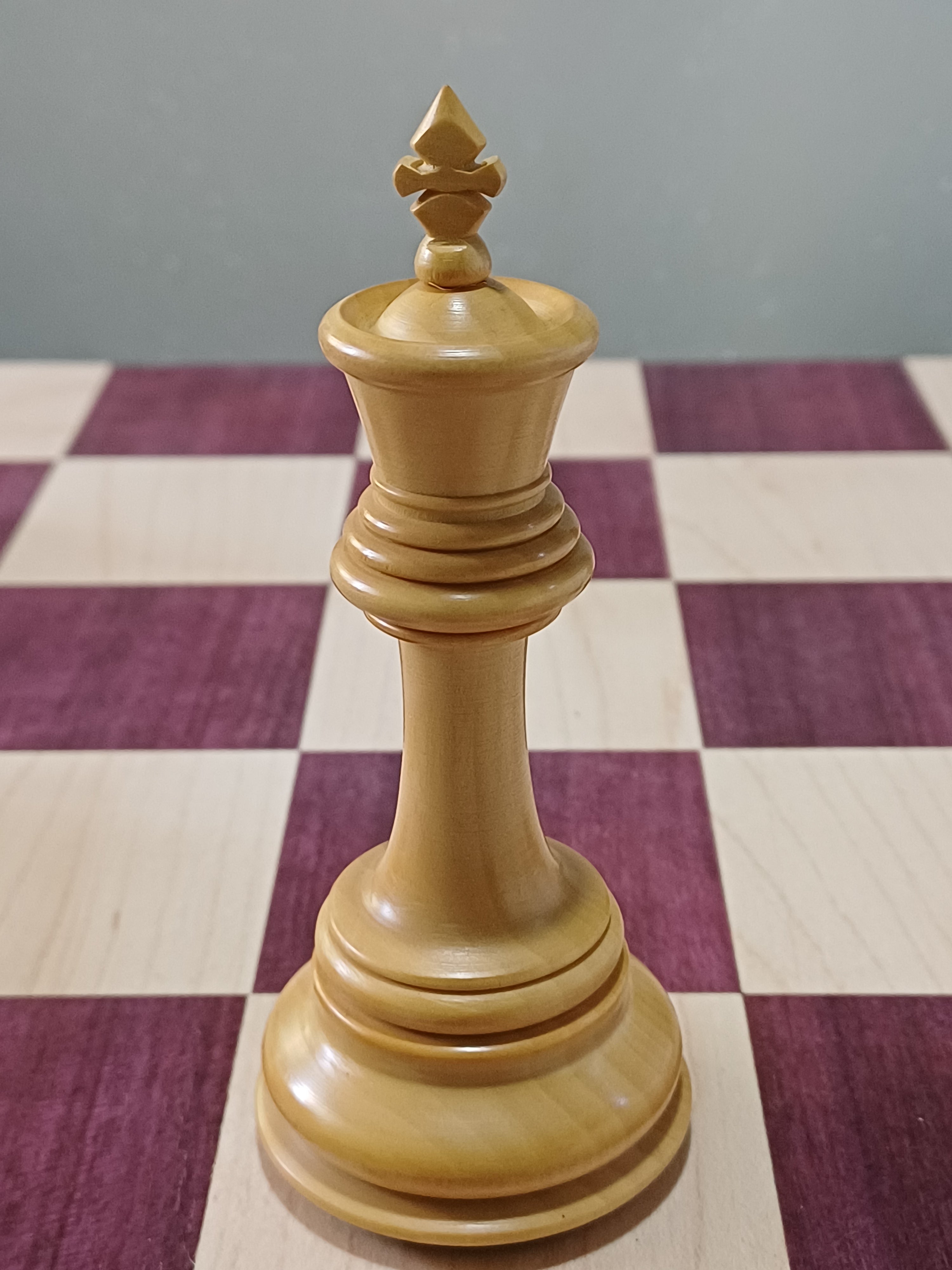 Ajedrez de Lujo Tilted Knight 4.5" | Rosewood (Padauk Africano) y Boj | Royal Chess Mall | Impecable!