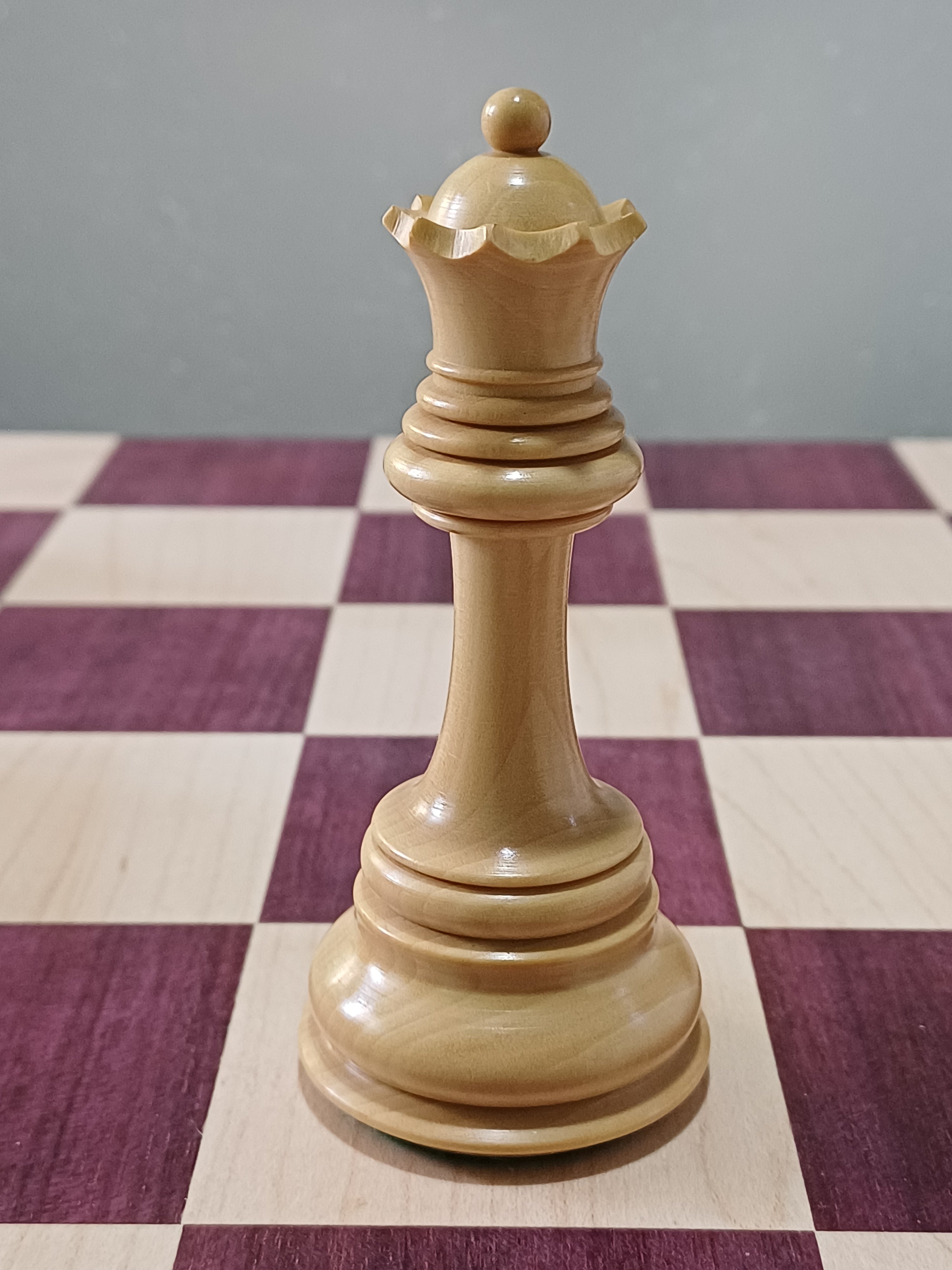 Ajedrez de Lujo Tilted Knight 4.5" | Rosewood (Padauk Africano) y Boj | Royal Chess Mall | Impecable!