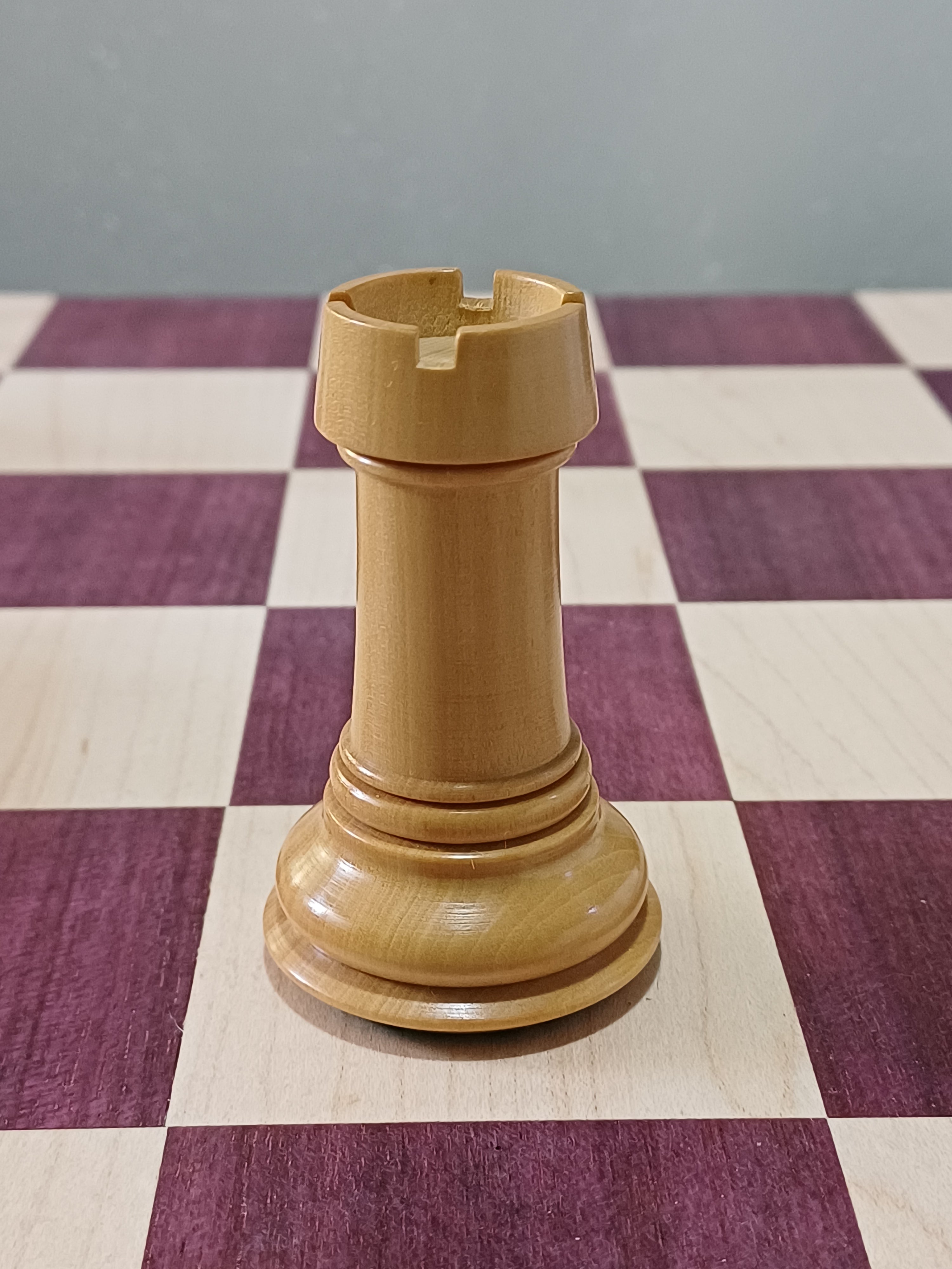 Ajedrez de Lujo Tilted Knight 4.5" | Rosewood (Padauk Africano) y Boj | Royal Chess Mall | Impecable!