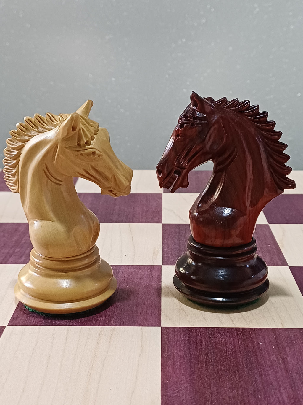 Ajedrez de Lujo Tilted Knight 4.5" | Rosewood (Padauk Africano) y Boj | Royal Chess Mall | Impecable!