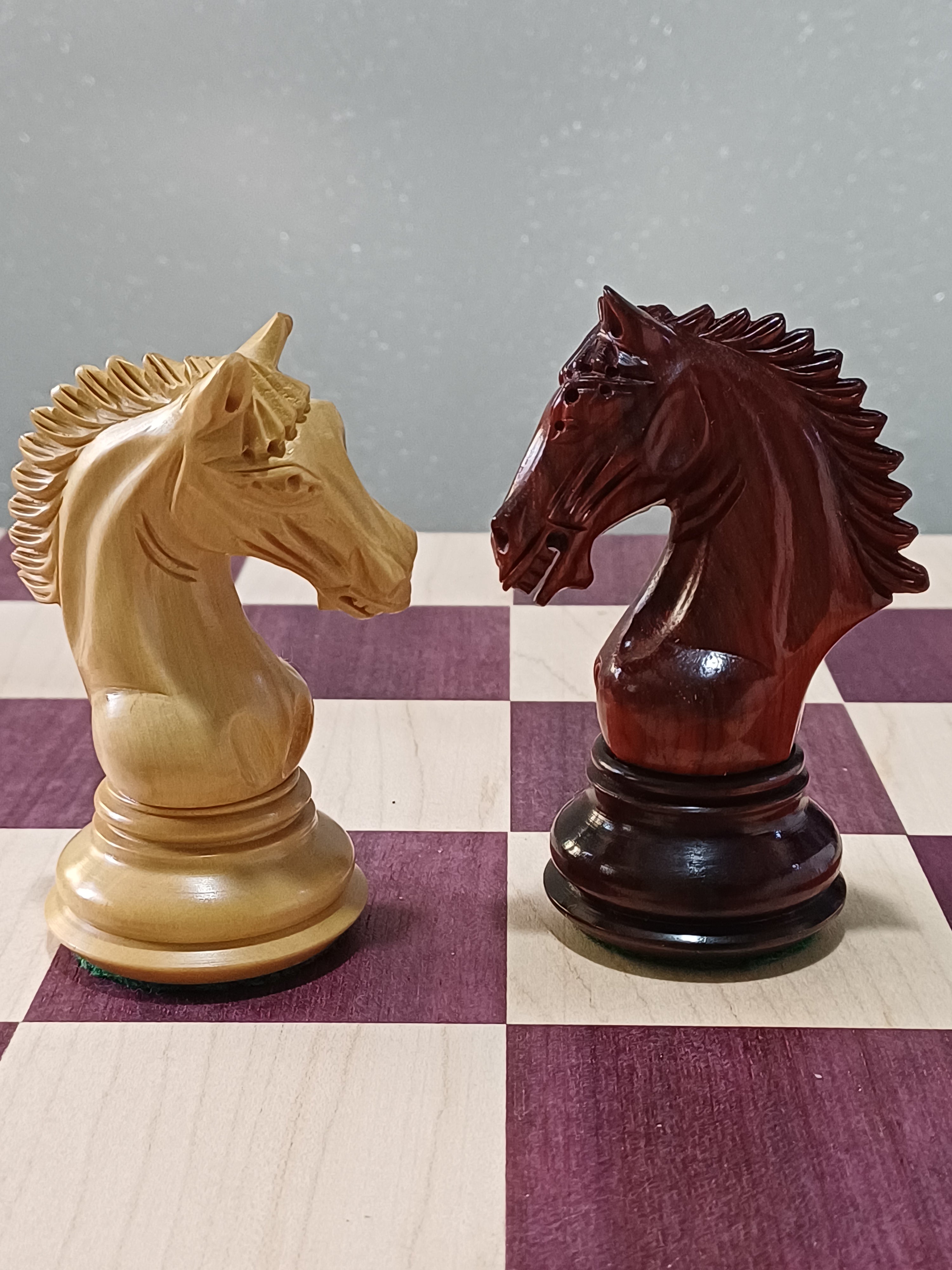 Ajedrez de Lujo Tilted Knight 4.5" | Rosewood (Padauk Africano) y Boj | Royal Chess Mall | Impecable!