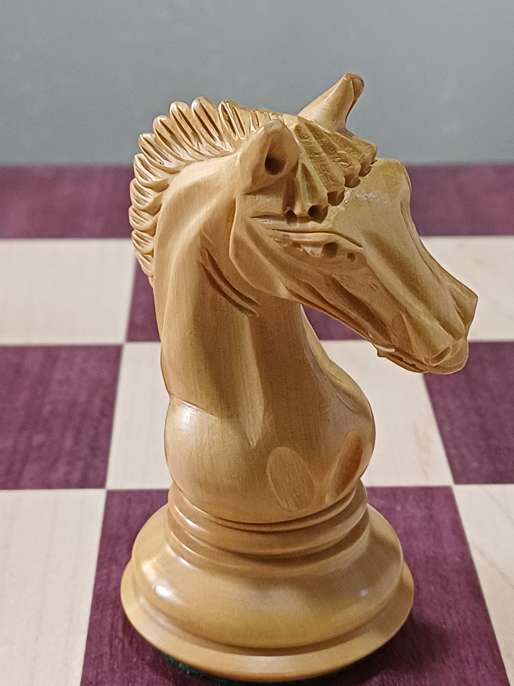 Ajedrez de Lujo Tilted Knight 4.5" | Rosewood (Padauk Africano) y Boj | Royal Chess Mall | Impecable!