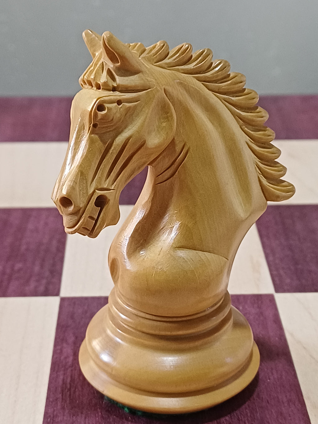 Ajedrez de Lujo Tilted Knight 4.5" | Rosewood (Padauk Africano) y Boj | Royal Chess Mall | Impecable!