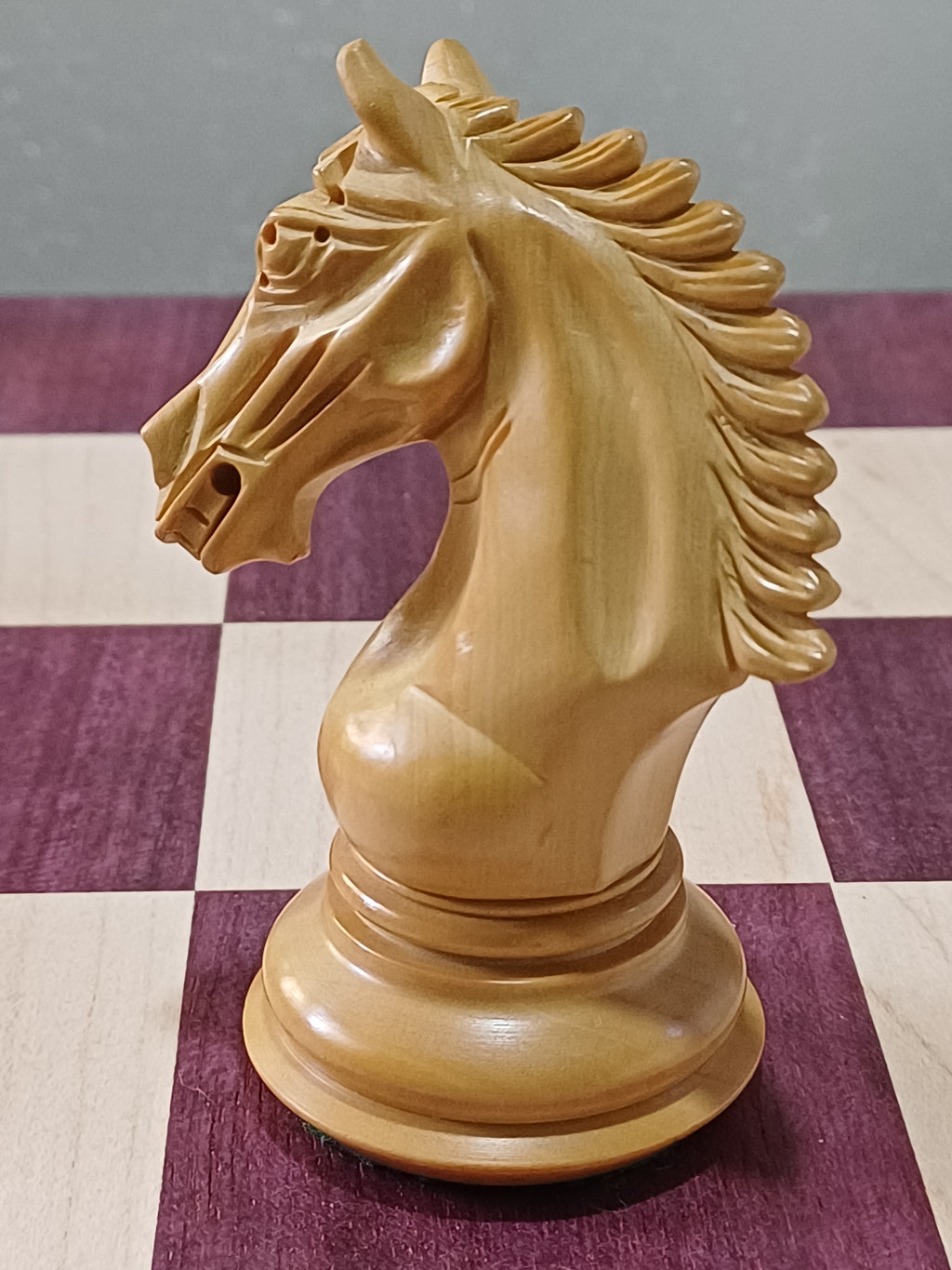 Ajedrez de Lujo Tilted Knight 4.5" | Rosewood (Padauk Africano) y Boj | Royal Chess Mall | Impecable!