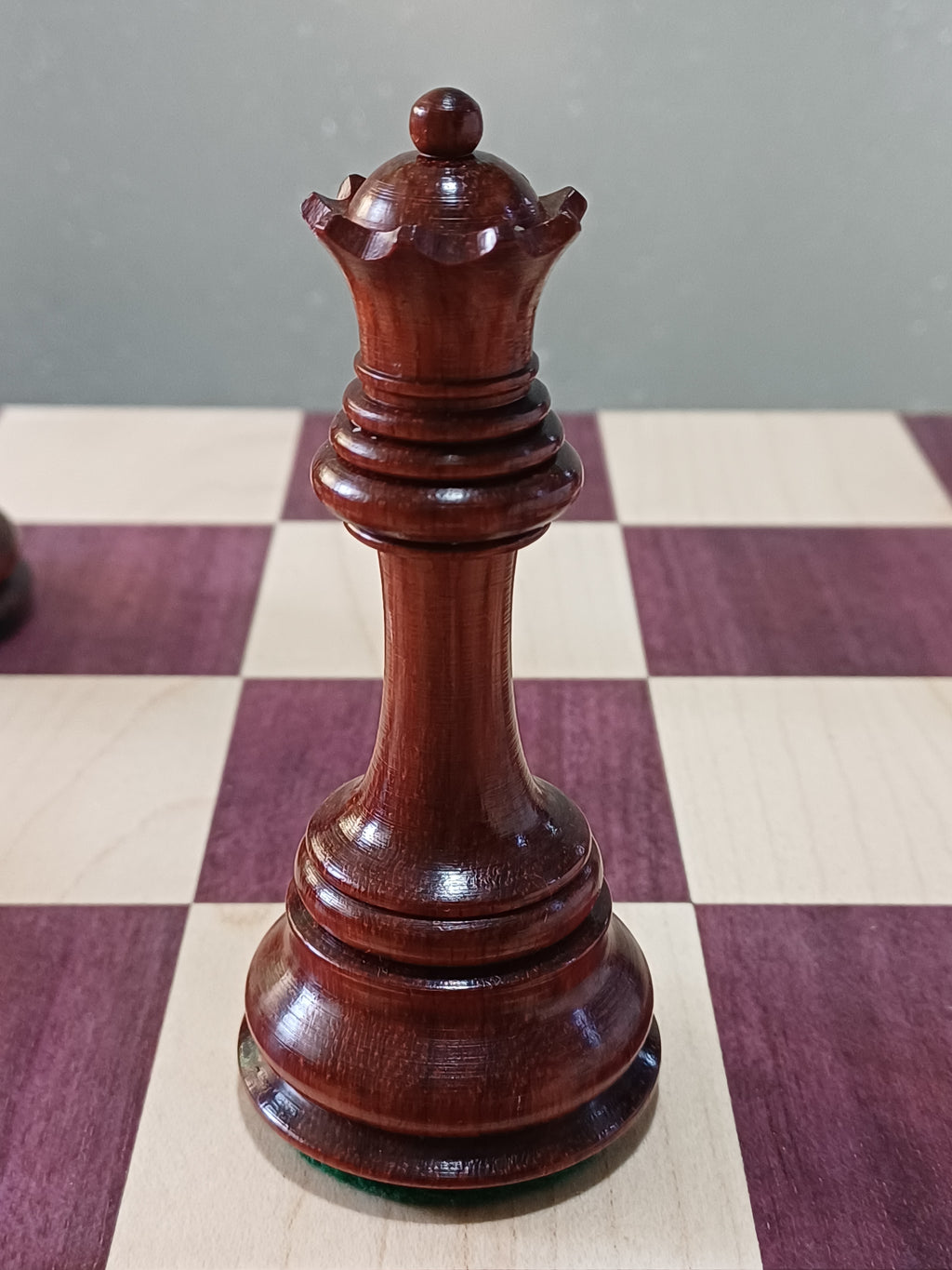 Ajedrez de Lujo Tilted Knight 4.5" | Rosewood (Padauk Africano) y Boj | Royal Chess Mall | Impecable!