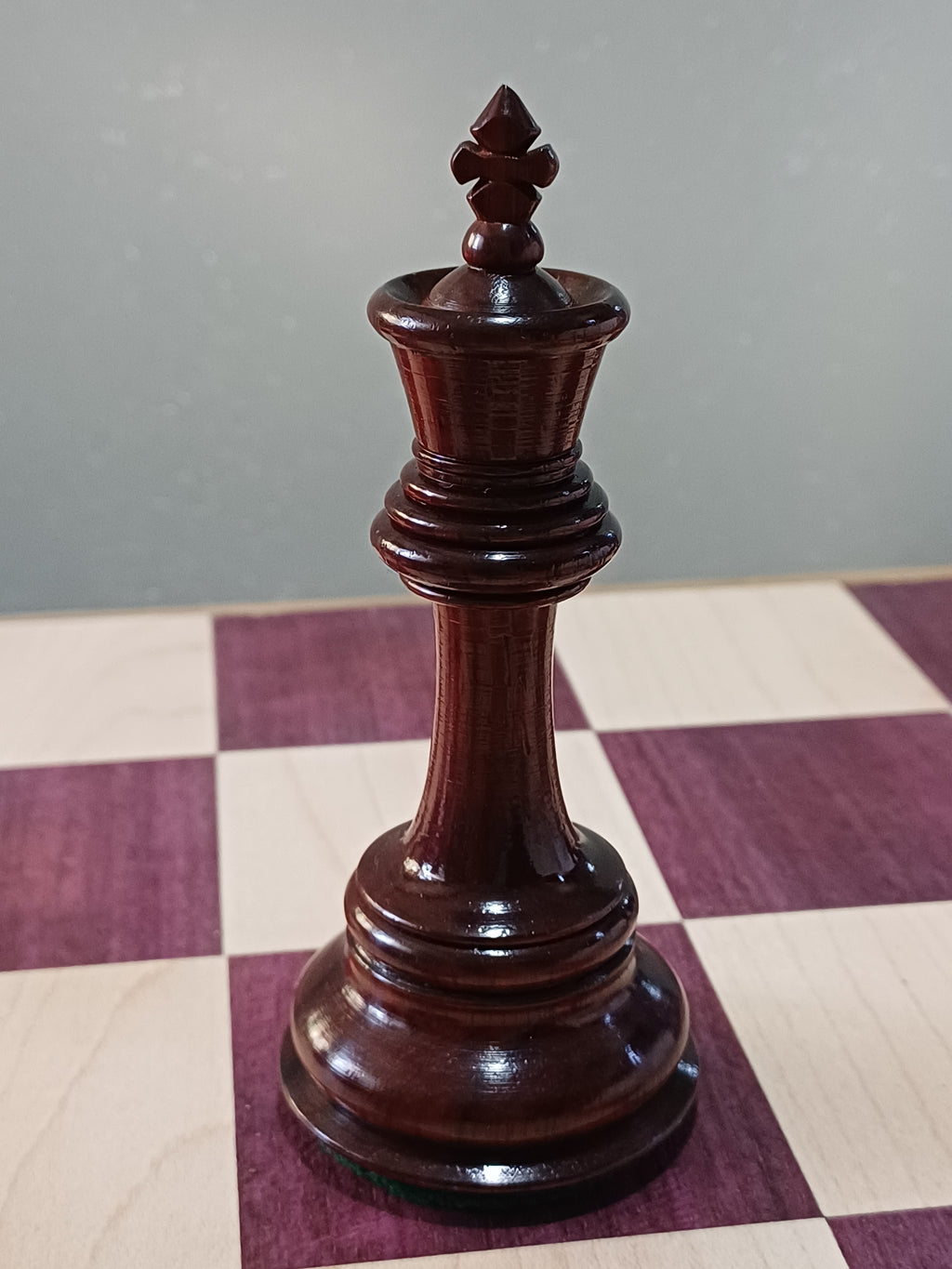 Ajedrez de Lujo Tilted Knight 4.5" | Rosewood (Padauk Africano) y Boj | Royal Chess Mall | Impecable!