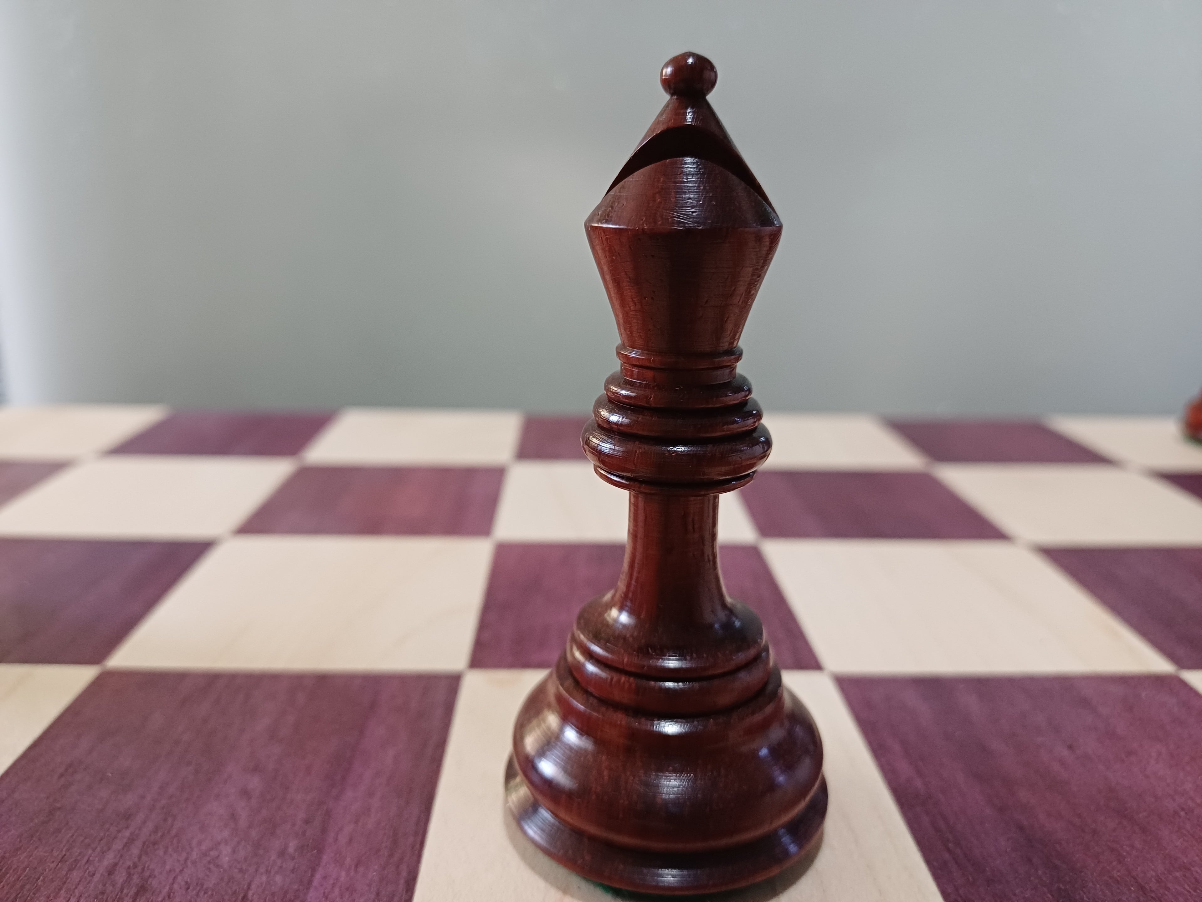 Ajedrez de Lujo Tilted Knight 4.5" | Rosewood (Padauk Africano) y Boj | Royal Chess Mall | Impecable!