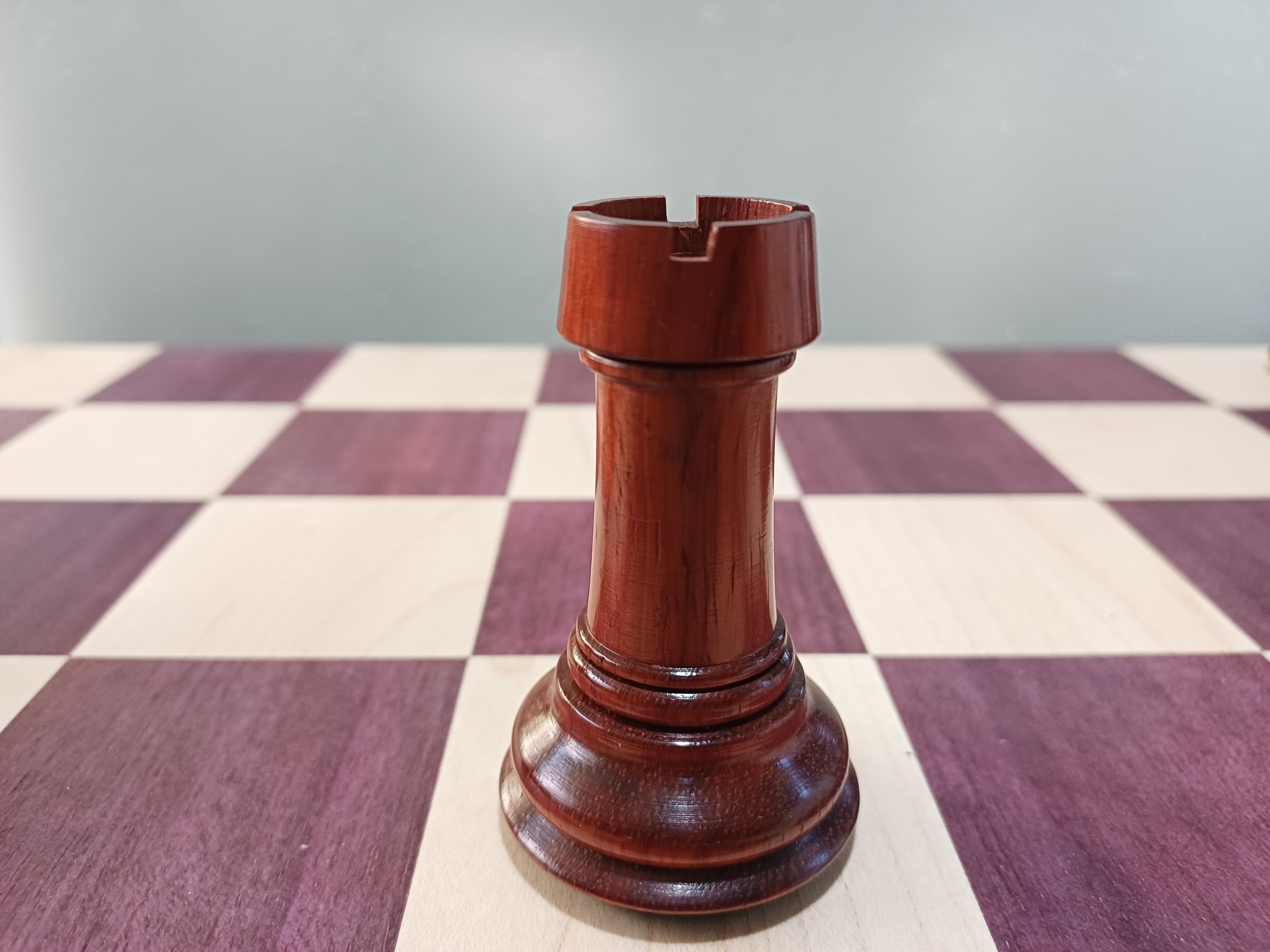 Ajedrez de Lujo Tilted Knight 4.5" | Rosewood (Padauk Africano) y Boj | Royal Chess Mall | Impecable!