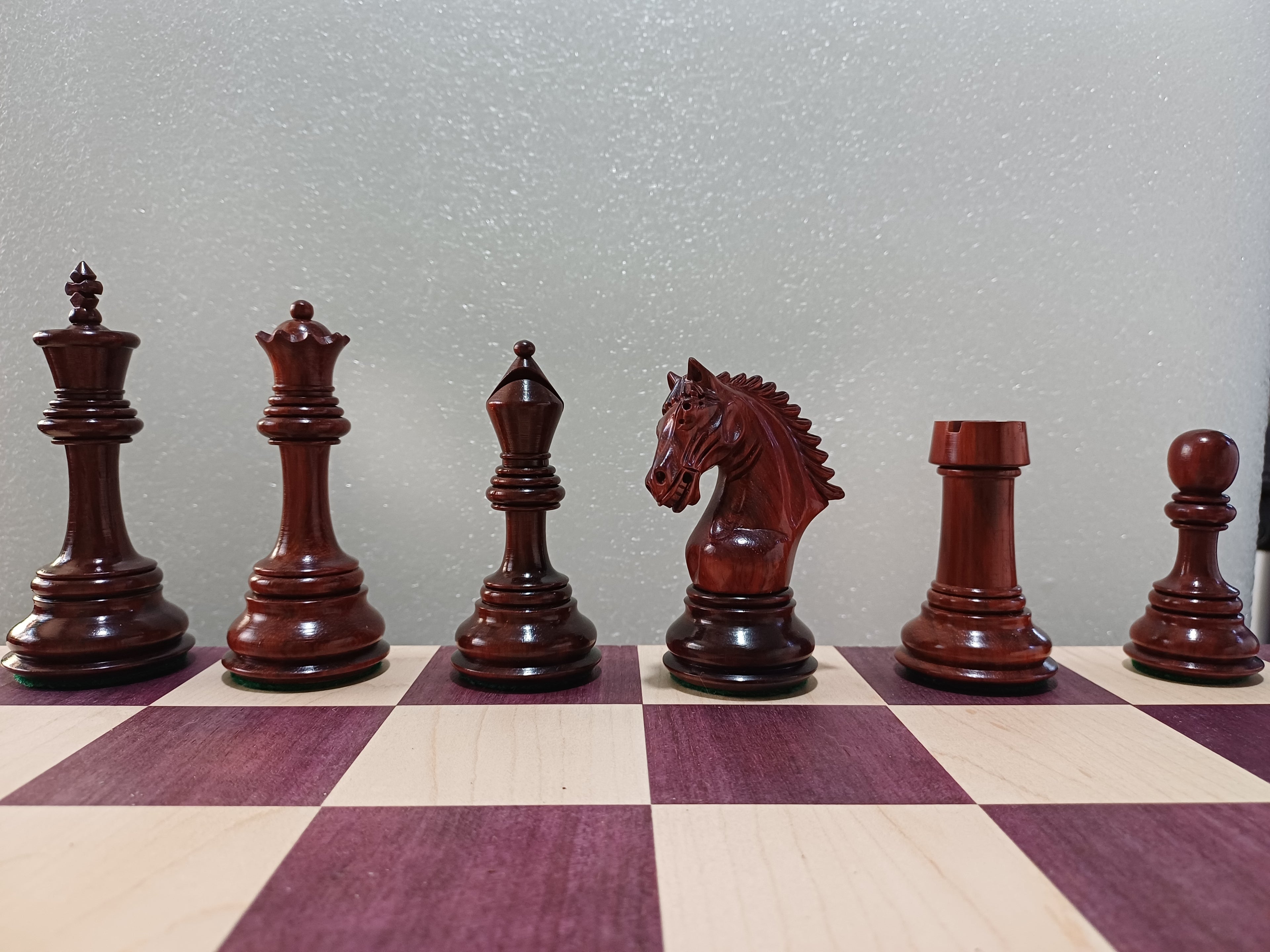 Ajedrez de Lujo Tilted Knight 4.5" | Rosewood (Padauk Africano) y Boj | Royal Chess Mall | Impecable!