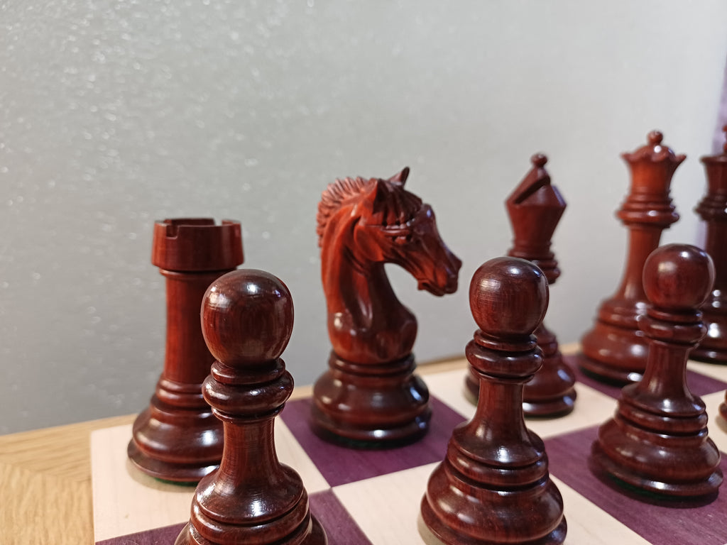 Ajedrez de Lujo Tilted Knight 4.5" | Rosewood (Padauk Africano) y Boj | Royal Chess Mall | Impecable!