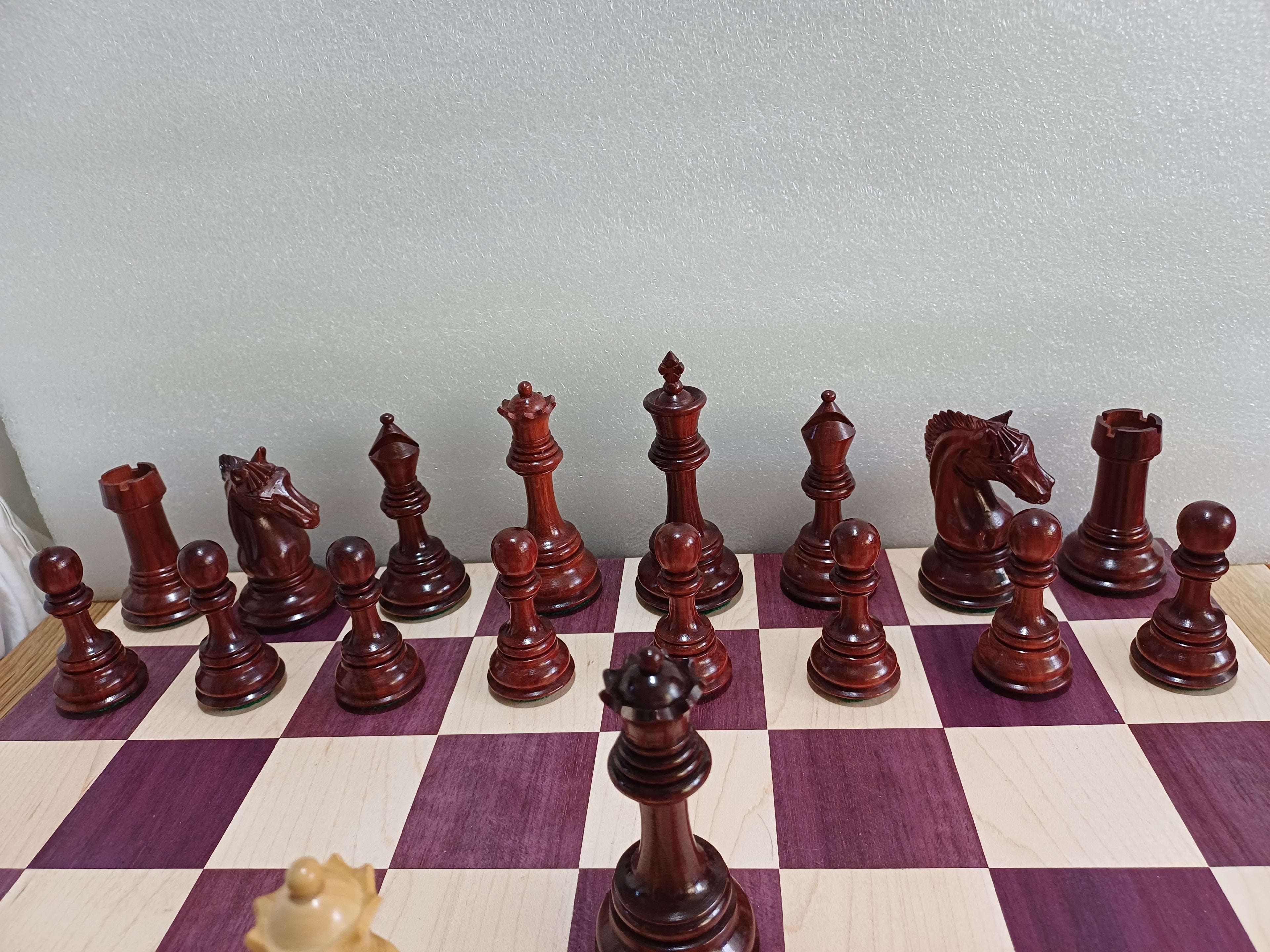 Ajedrez de Lujo Tilted Knight 4.5" | Rosewood (Padauk Africano) y Boj | Royal Chess Mall | Impecable!