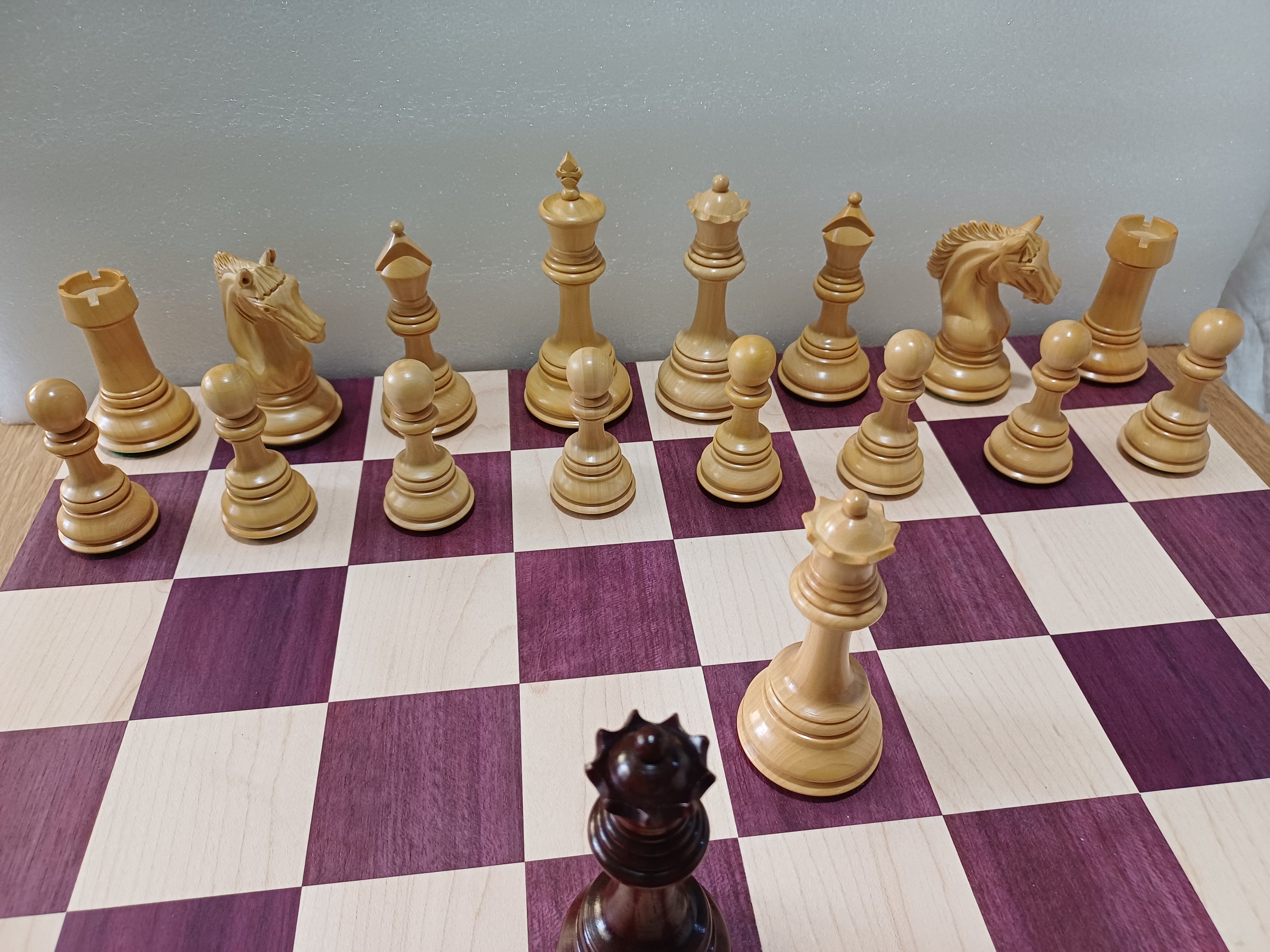 Ajedrez de Lujo Tilted Knight 4.5" | Rosewood (Padauk Africano) y Boj | Royal Chess Mall | Impecable!