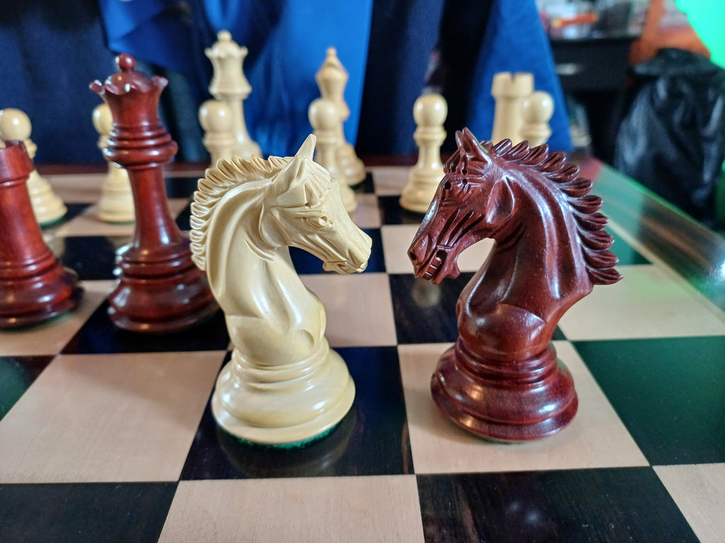 Ajedrez de Lujo Tilted Knight 4.5" | Rosewood (Padauk Africano) y Boj | Royal Chess Mall | Impecable!