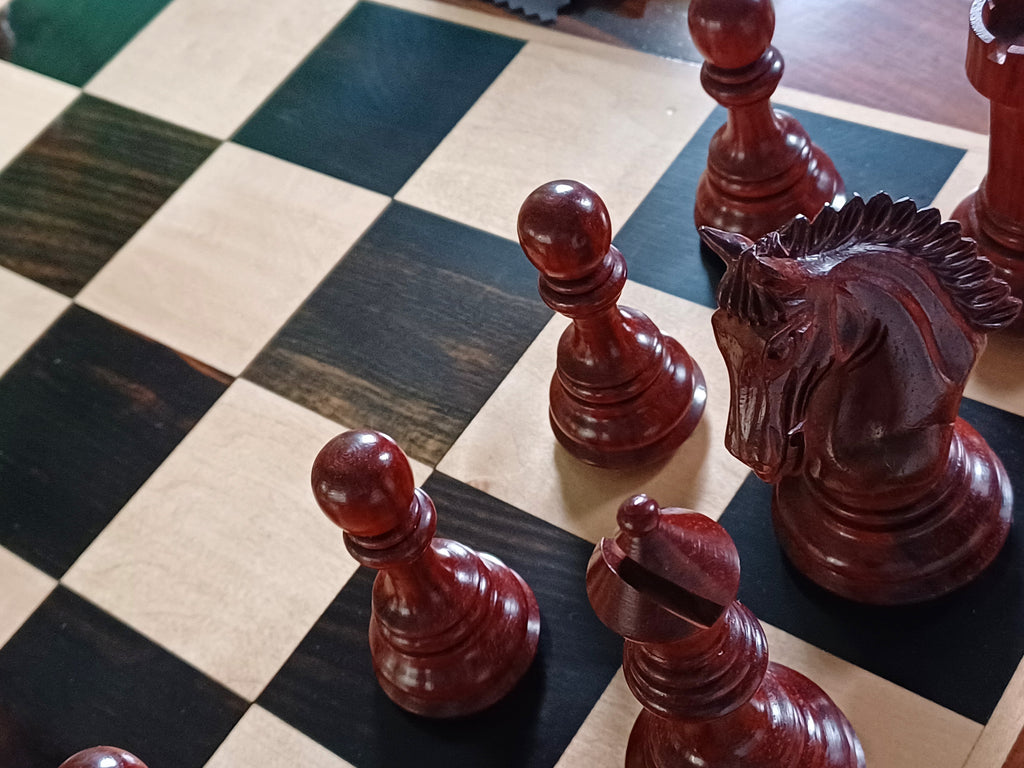 Ajedrez de Lujo Tilted Knight 4.5" | Rosewood (Padauk Africano) y Boj | Royal Chess Mall | Impecable!