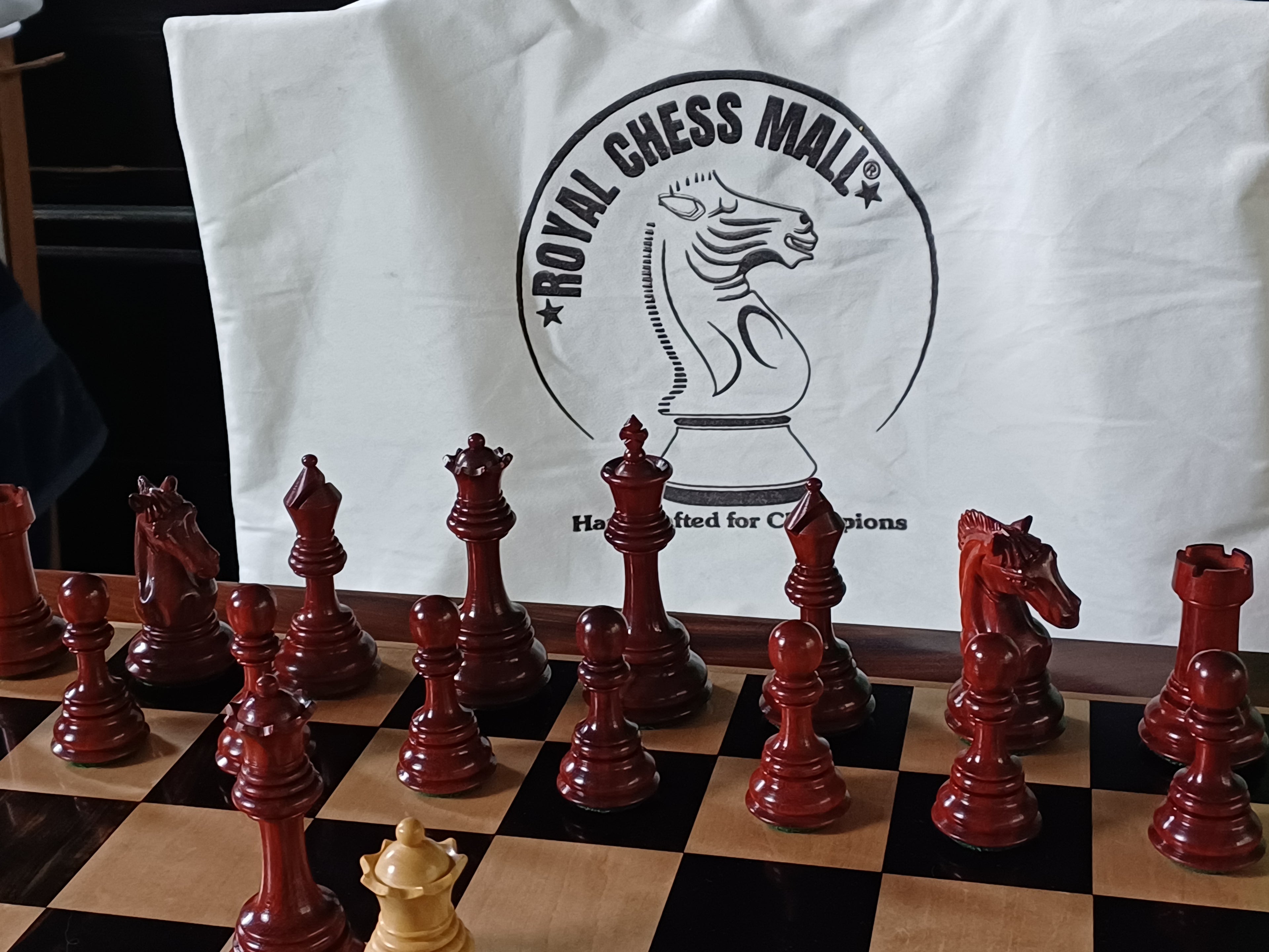 Ajedrez de Lujo Tilted Knight 4.5" | Rosewood (Padauk Africano) y Boj | Royal Chess Mall | Impecable!