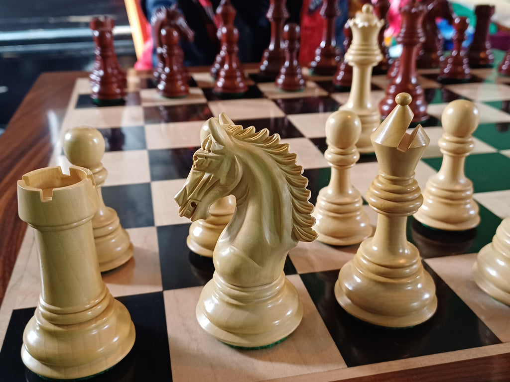 Ajedrez de Lujo Tilted Knight 4.5" | Rosewood (Padauk Africano) y Boj | Royal Chess Mall | Impecable!