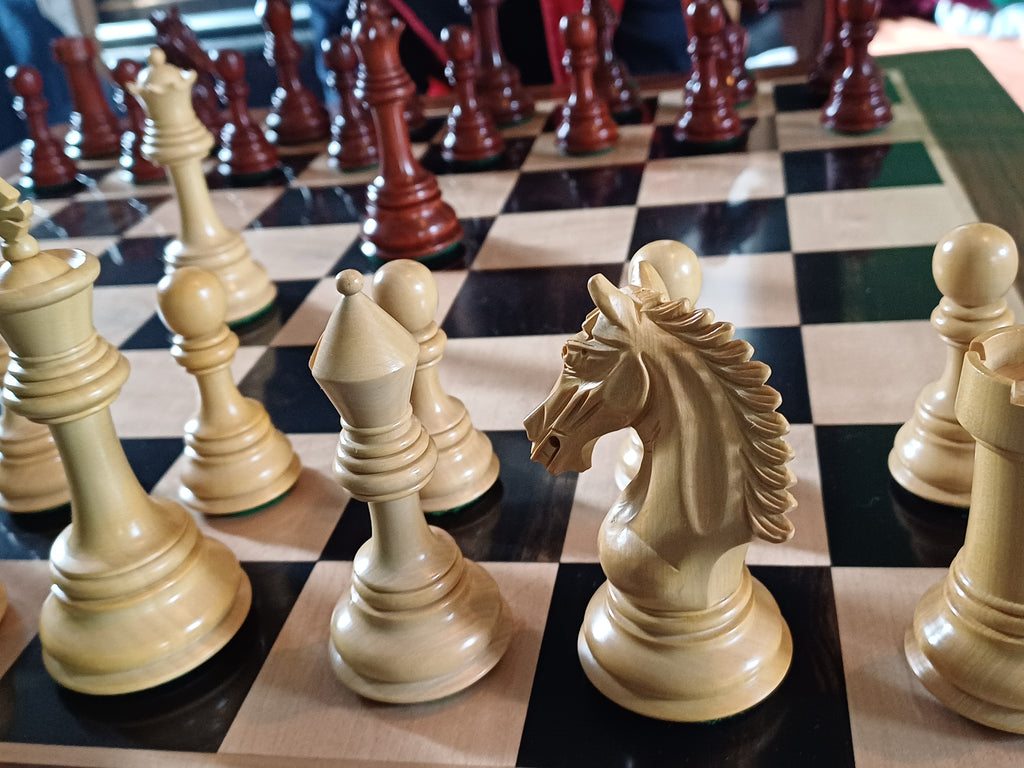 Ajedrez de Lujo Tilted Knight 4.5" | Rosewood (Padauk Africano) y Boj | Royal Chess Mall | Impecable!